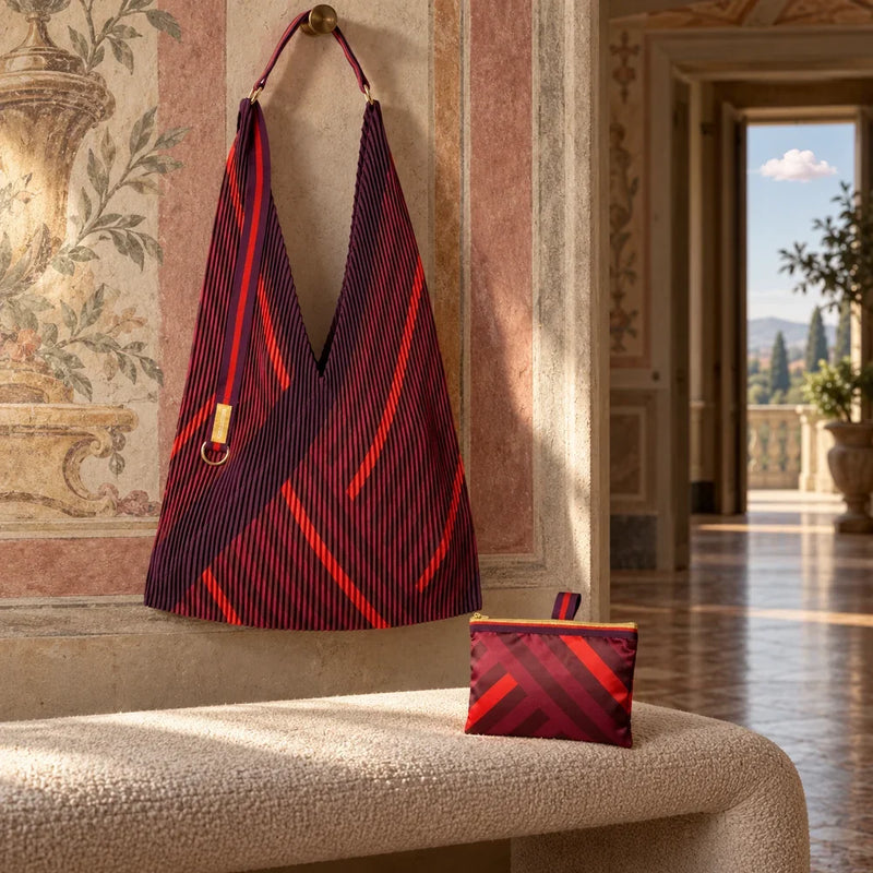 Borsa Granata plissettata con pochette coordinata in una villa antica — Doriante Curiositas