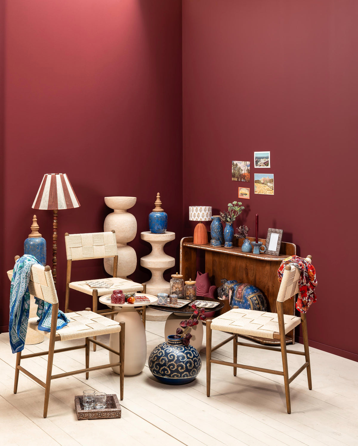 Vaso decorativo blu in ferro con motivi beige