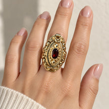 Anello con segreto Marquise Rosso indossato sulla mano, con la parte superiore chiusa.