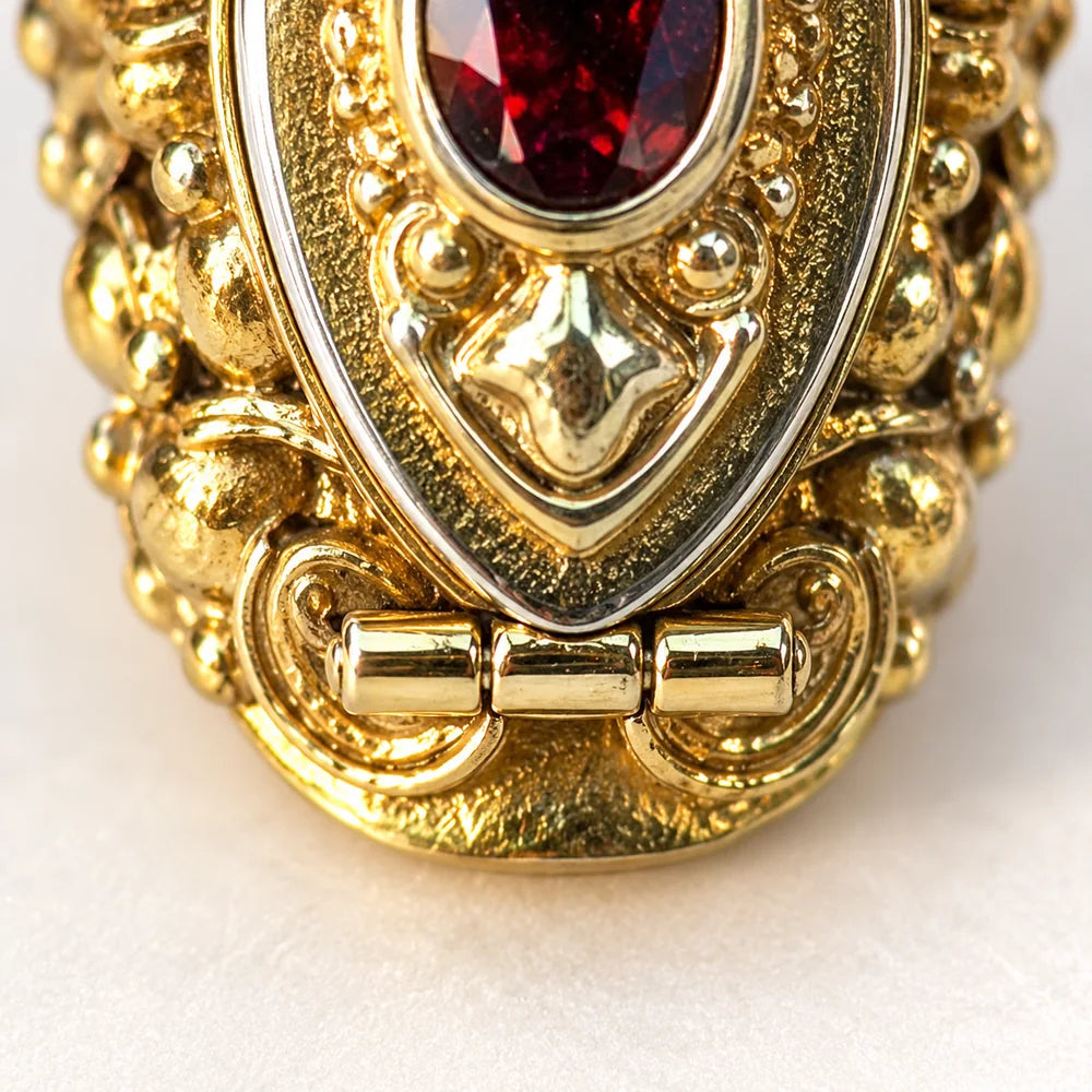 Dettaglio della piccola cerniera e del bordo lavorato dell’anello Marquise Rosso, chiuso.