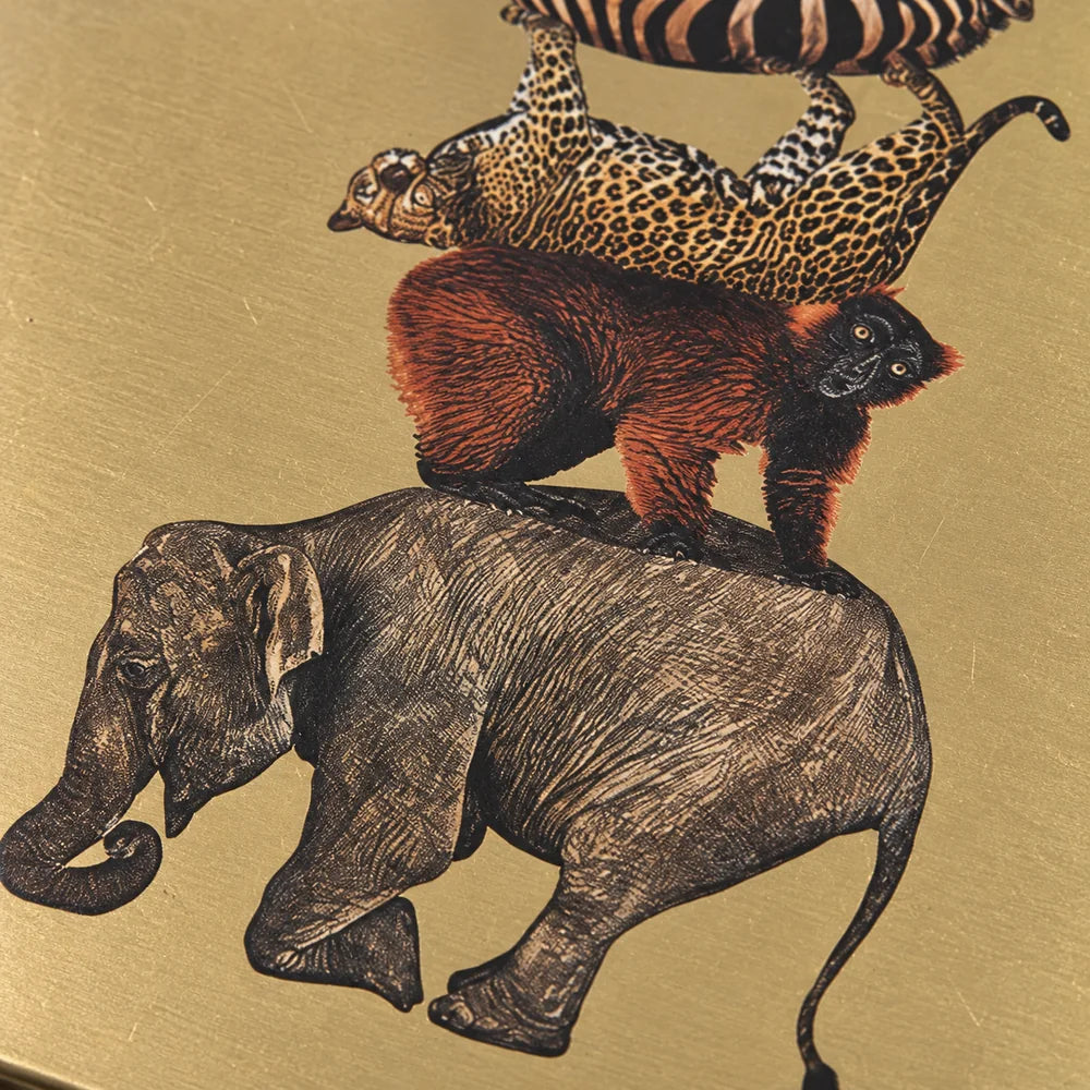 Dettaglio della stampa originale con elefante, orangutan e animali in equilibrio sul coperchio.