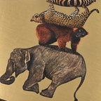 Dettaglio della stampa originale con elefante, orangutan e animali in equilibrio sul coperchio.