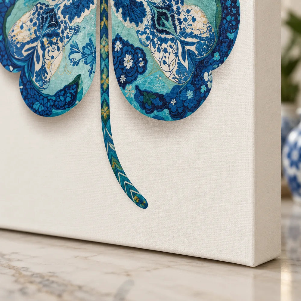 Dettaglio del gambo decorato e del bordo inferiore senza cornice della tela Quadrifoglio blu.