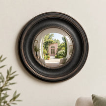 Specchio Arnolfini in un interno avorio, con la visione surreale di un giardino nel riflesso.