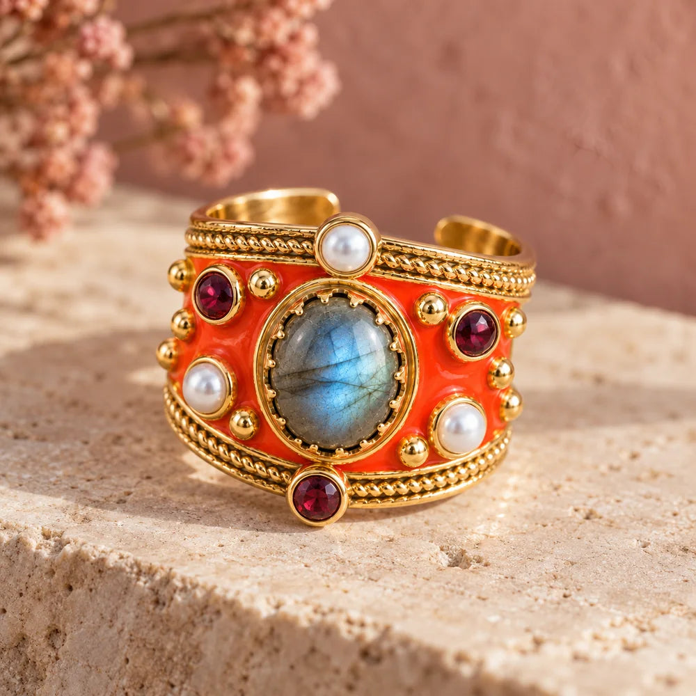 Dettaglio della labradorite, delle perle e dello smalto arancio di Alhambra.