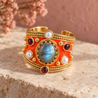 Dettaglio della labradorite, delle perle e dello smalto arancio di Alhambra.