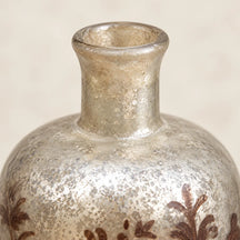 Dettaglio del collo aperto e della spalla arrotondata della bottiglia vaso.