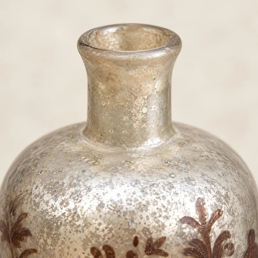 Dettaglio del collo aperto e della spalla arrotondata della bottiglia vaso.