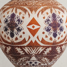 Dettaglio della fascia avorio, dei fiori viola e del rombo arancio stampati sulla radice della Rapa.