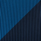 Dettaglio del tessuto plissettato blu notte e della fascia diagonale blu petrolio.