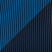 Dettaglio del tessuto plissettato blu notte e della fascia diagonale blu petrolio.