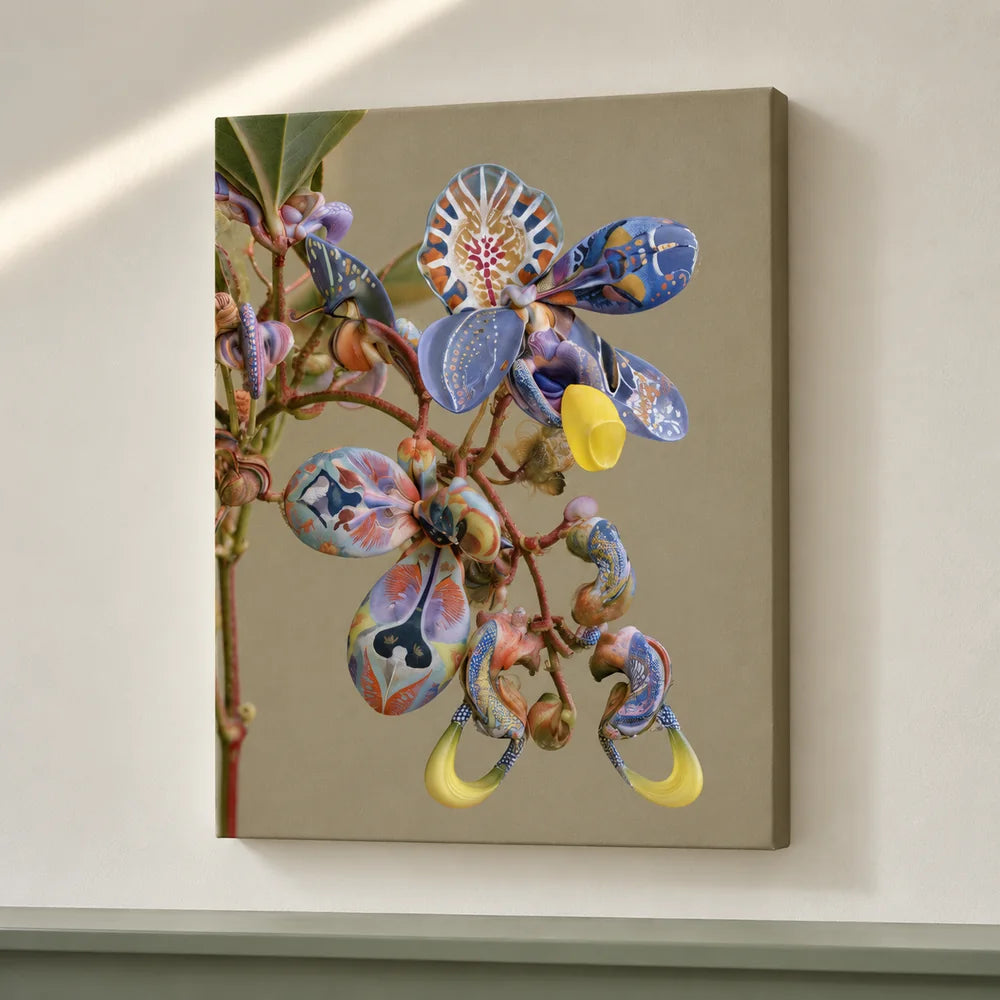 Orchidea multicolore su tela verticale senza cornice, su parete avorio con una sottile linea di luce obliqua.