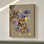 Orchidea multicolore su tela verticale senza cornice, su parete avorio con una sottile linea di luce obliqua.