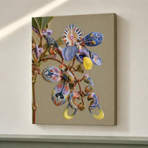 Orchidea multicolore su tela verticale senza cornice, su parete avorio con una sottile linea di luce obliqua.