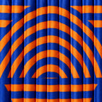 Dettaglio del plissé verticale e delle bande geometriche blu e arancio della tote.
