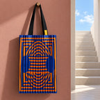 Tote blu e arancio su una parete rosa, accanto a un’apertura con una scala verso il cielo.
