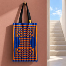 Tote blu e arancio su una parete rosa, accanto a un’apertura con una scala verso il cielo.