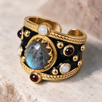 Labradorite e castone dentellato di Alhambra Nero, con smalto nero, perle e decori rosso scuro.