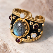 Labradorite e castone dentellato di Alhambra Nero, con smalto nero, perle e decori rosso scuro.