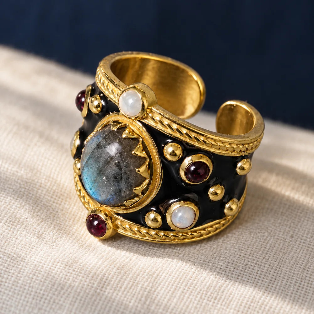 Anello Alhambra Nero visto dall’alto, con l’apertura della fascia regolabile e l’interno dorato visibili.
