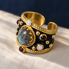 Anello Alhambra Nero visto dall’alto, con l’apertura della fascia regolabile e l’interno dorato visibili.