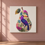 Pera con tucano su tela quadrata su parete rosa cipria, accanto a una sottile ombra botanica.