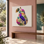 Pera con tucano su tela appesa in una veranda luminosa con una panca in noce e pareti rosa e petrolio.