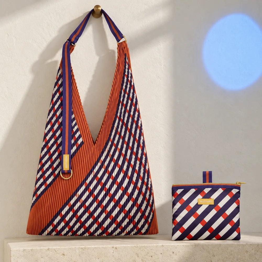 Borsa Intrecci terracotta con manico in gros grain e pochette coordinata su pietra avorio.