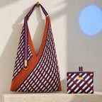 Borsa Intrecci terracotta con manico in gros grain e pochette coordinata su pietra avorio.