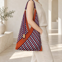 Borsa Intrecci portata sulla spalla, con stampa viola, avorio e terracotta.