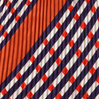 Dettaglio della stampa diagonale viola e avorio con quadrati arancio sul plissé di Intrecci.