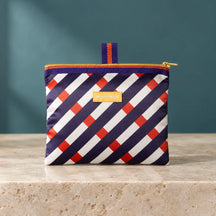 Pochette Intrecci liscia con stampa diagonale, zip dorata ed etichetta MULTITUDES.