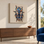 Stampa Scarabeo su tela appesa sopra una credenza in noce in un soggiorno luminoso.