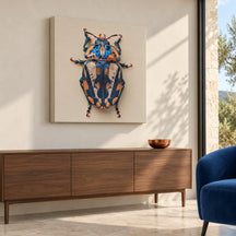 Stampa Scarabeo su tela appesa sopra una credenza in noce in un soggiorno luminoso.