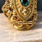 Dettaglio della cerniera inferiore e dei rilievi metallici di Marquise Blu, con l’anello chiuso.