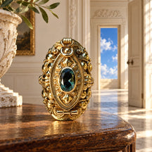 Marquise Blu su una console in noce, davanti a un’architettura avorio con un varco verso il cielo.