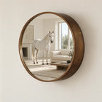 Specchio in rame con la visione editoriale di un cavallo bianco nel riflesso di un salone.