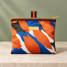 Pochette coordinata liscia con stampa camouflage, zip dorata ed etichetta MULTITUDES.