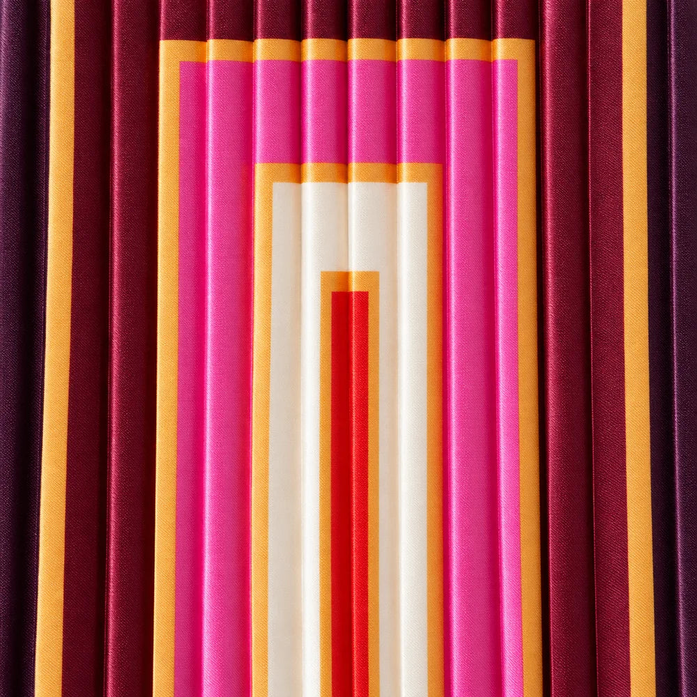 Dettaglio del plissé e delle fasce rosa, crema e rosso della tote amaranto.