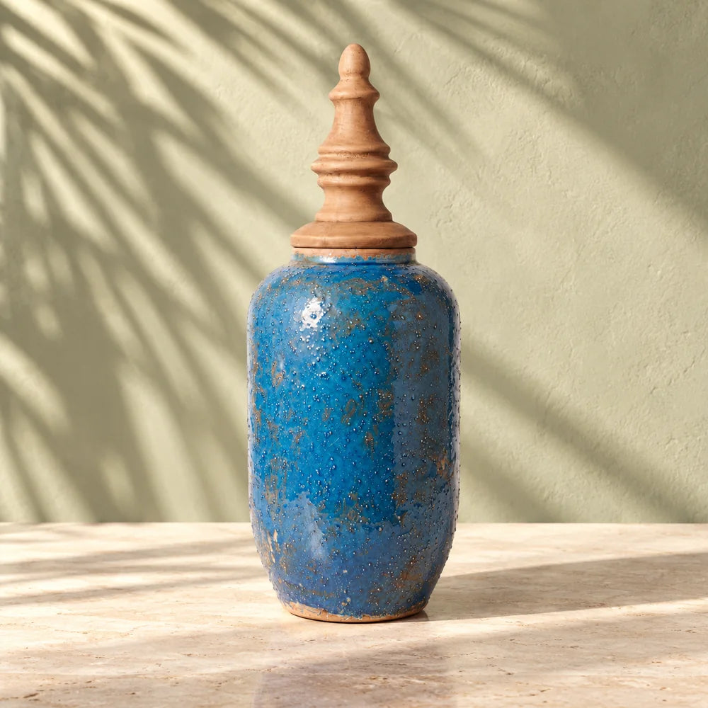 Jerico grande, vaso alto blu in terracotta con coperchio naturale, sopra un piano di pietra chiara.