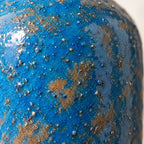 Dettaglio dello smalto blu e delle variazioni color terra di Jerico grande.