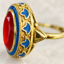 Motivi smaltati blu e spalla dorata della montatura laterale dell’anello Persia.