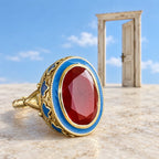 Anello Persia Blu appoggiato accanto a una piccola porta architettonica, nella scena editoriale Doriante.