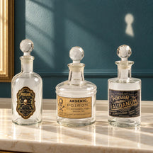 Set Poison di tre boccette decorative vuote, con etichette originali e tappi in vetro sfaccettato.