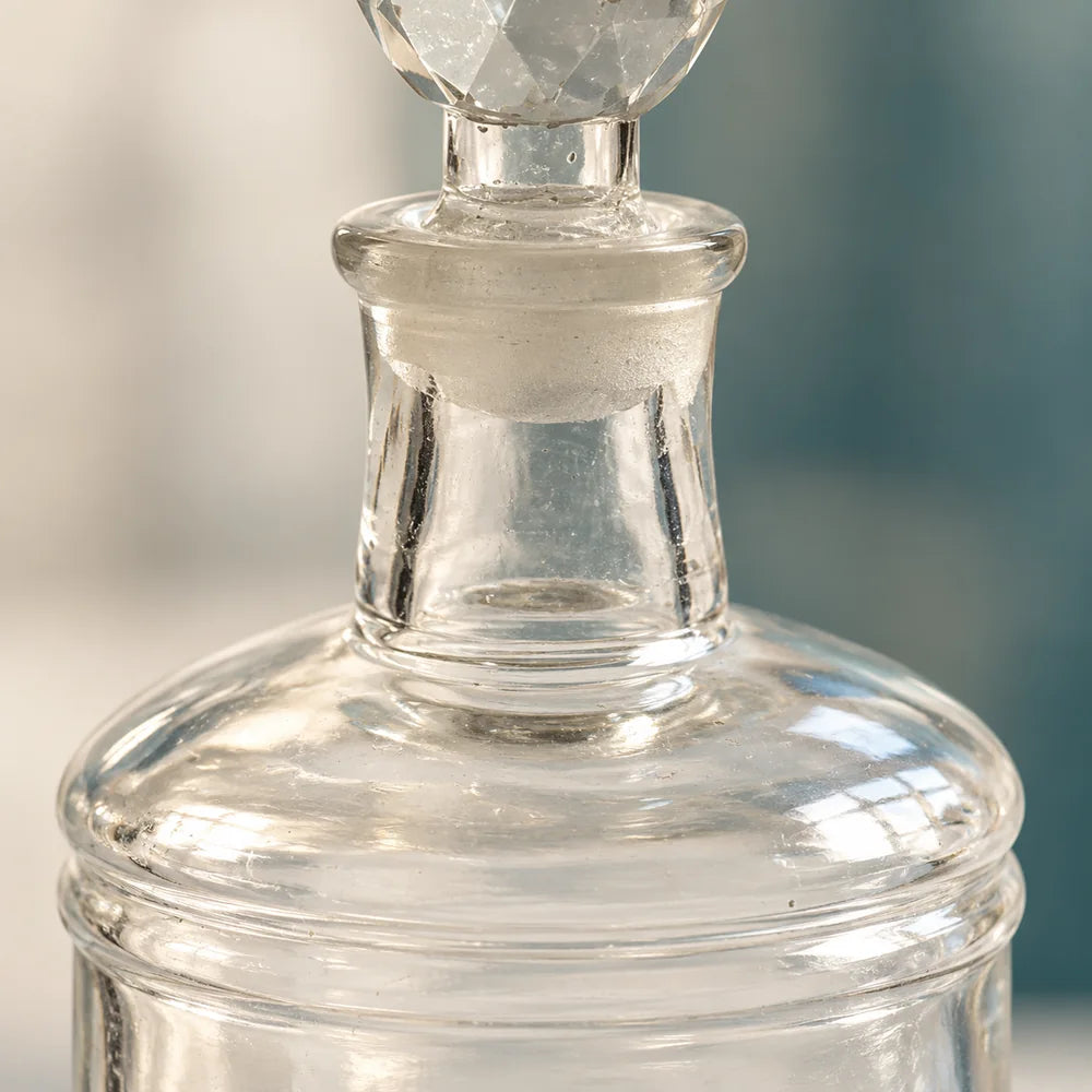 Dettaglio delle spalle arrotondate e dei cordoni di vetro della boccetta Arsenic del set Poison.
