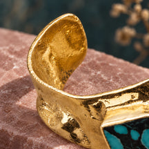 Dettaglio della superficie martellata e dell’apertura regolabile del bracciale Templier.