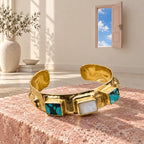 Bracciale Templier su pietra rosa in un interno avorio; una piccola porta rialzata si apre su un cielo cobalto.