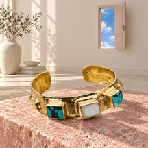 Bracciale Templier su pietra rosa in un interno avorio; una piccola porta rialzata si apre su un cielo cobalto.