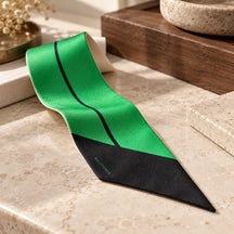 Dettaglio della punta nera, del verde smeraldo e del profilo sottile del Twilly.