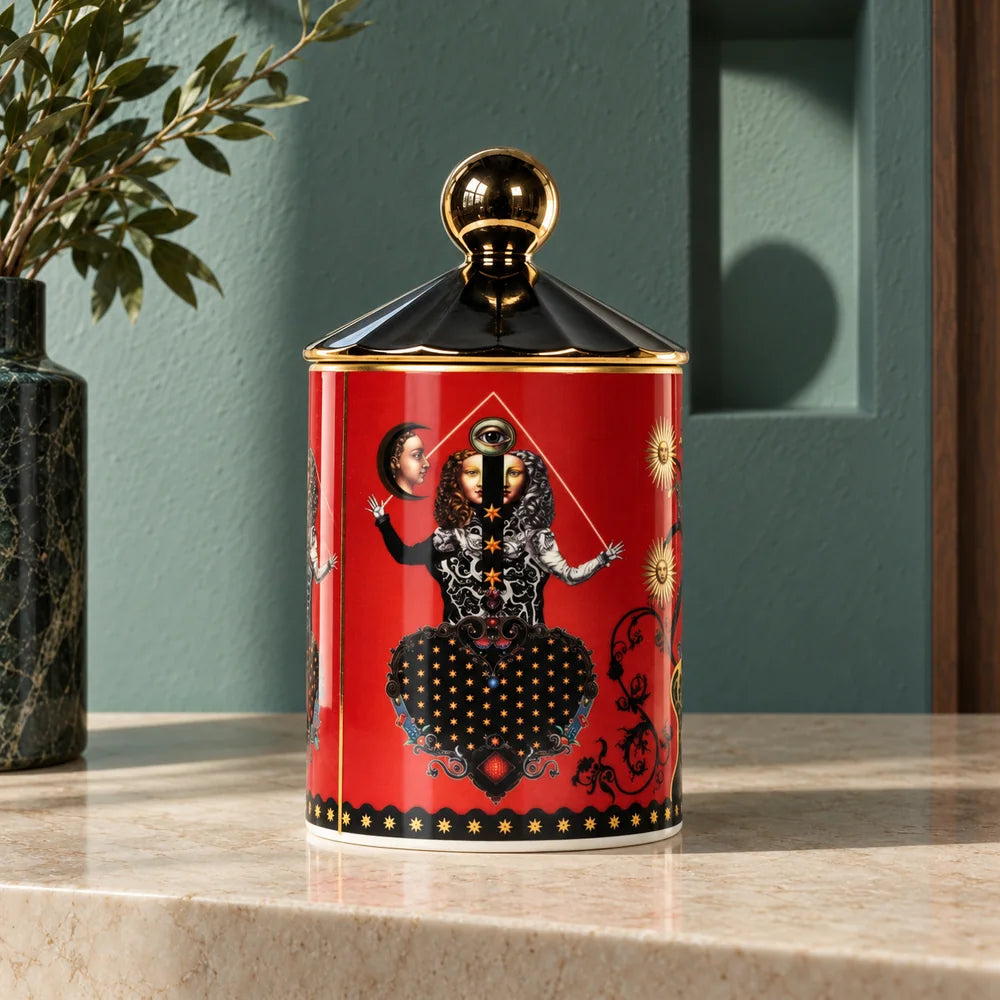 Candela Europa Orientale rossa con coperchio dorato e figura doppia sul decoro, su una console in pietra avorio.
